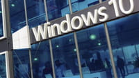 Windows 10 z reklamą na ekranie blokady