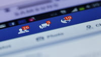 Wiemy, czemu co chwilę sprawdzasz Facebooka